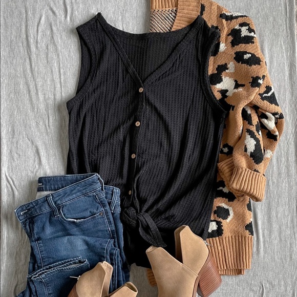 NWT - Sleeveless Waffle Button Up Top - Picture 1 of 1